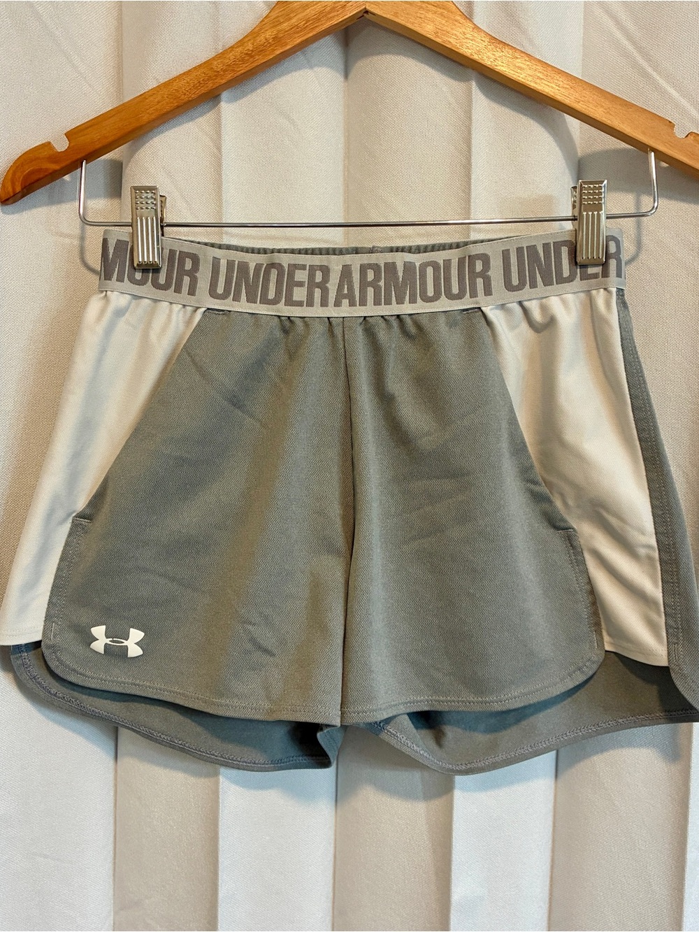 Under Armour Women's Gray white Athletic Shorts HeatGear XS pockets